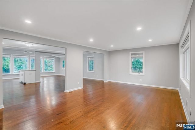 8 Waibel Drive, Allendale, NJ 07401