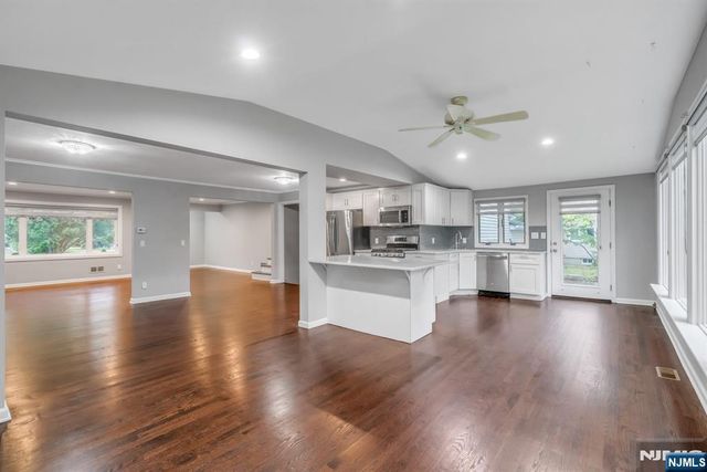 8 Waibel Drive, Allendale, NJ 07401