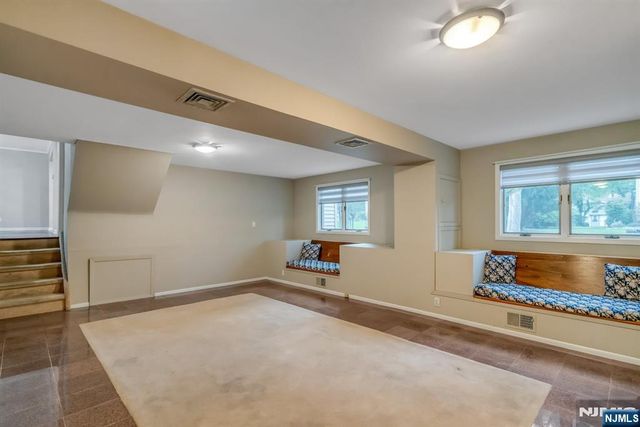 8 Waibel Drive, Allendale, NJ 07401