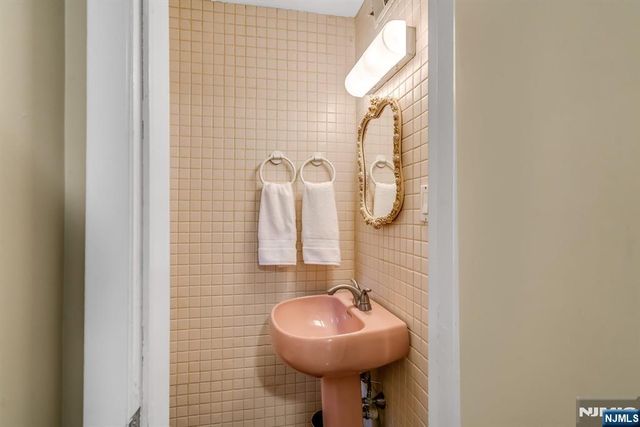 8 Waibel Drive, Allendale, NJ 07401
