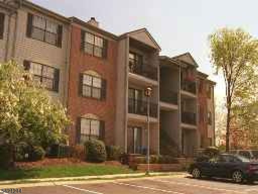 17 Fisher Dr, Franklin Twp., NJ 08823