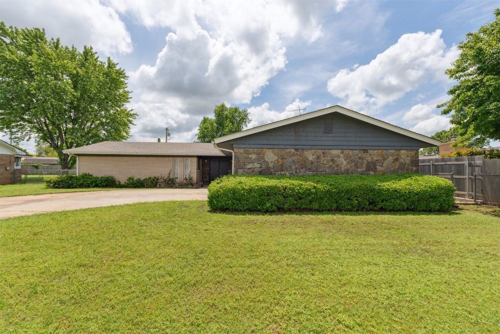1009 Cherokee Place, Lindsay, OK 73052