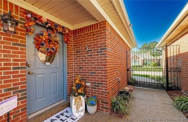 3118 Greenleaves Drive, Jeffersonville, IN 47130