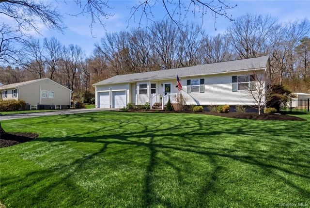 4 Doral Lane, Yaphank, NY 11980