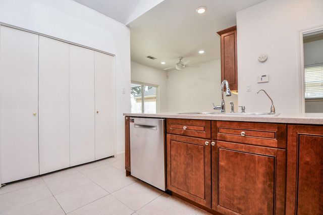 1750 N Country Club Boulevard, Sugar Land, TX 77478