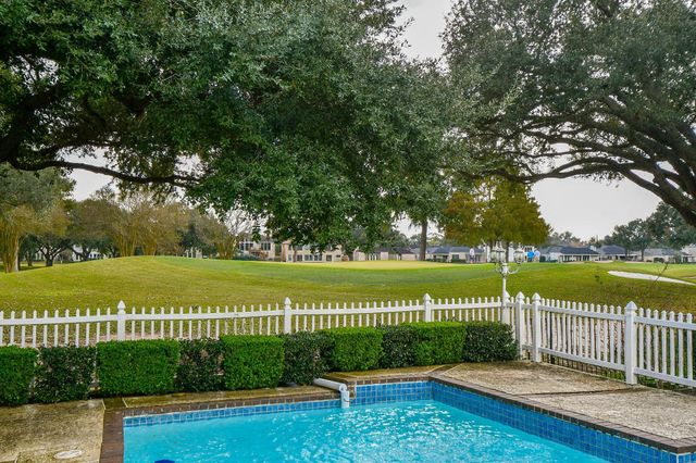 1750 N Country Club Boulevard, Sugar Land, TX 77478