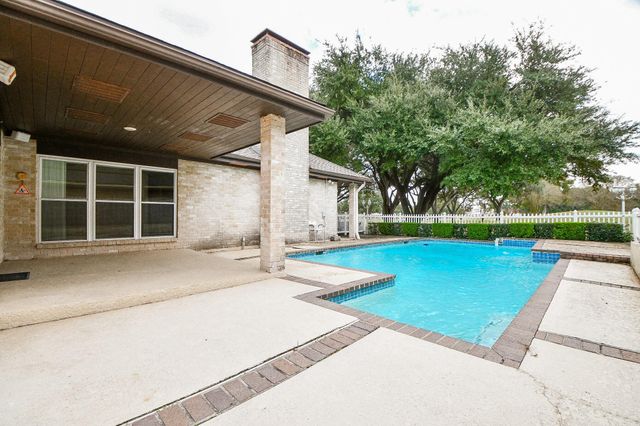 1750 N Country Club Boulevard, Sugar Land, TX 77478