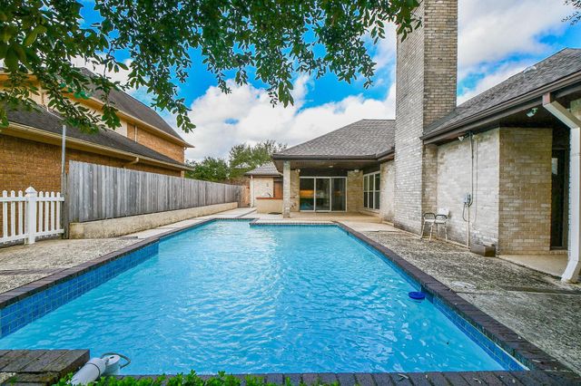 1750 N Country Club Boulevard, Sugar Land, TX 77478