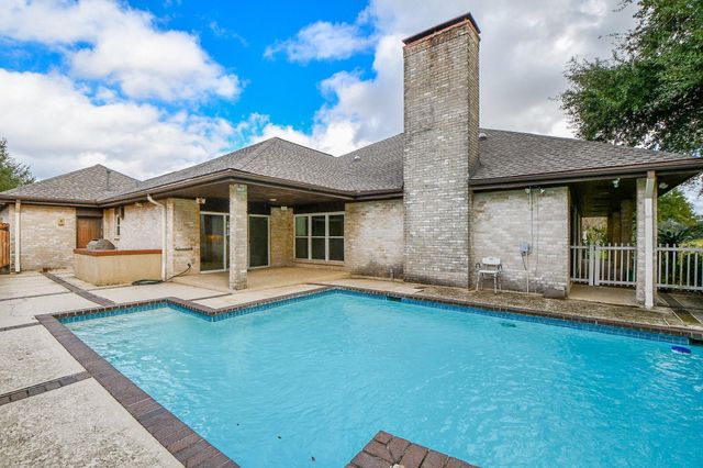 1750 N Country Club Boulevard, Sugar Land, TX 77478