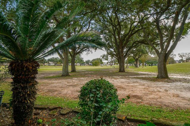 1750 N Country Club Boulevard, Sugar Land, TX 77478