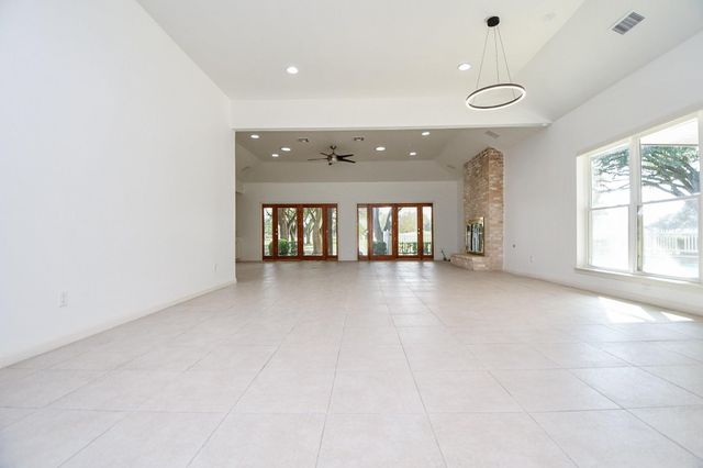 1750 N Country Club Boulevard, Sugar Land, TX 77478