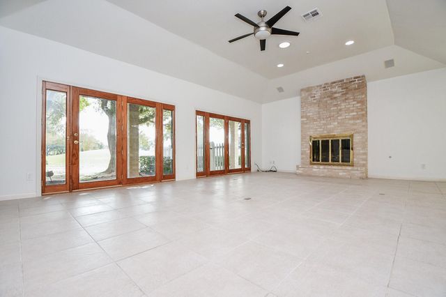 1750 N Country Club Boulevard, Sugar Land, TX 77478