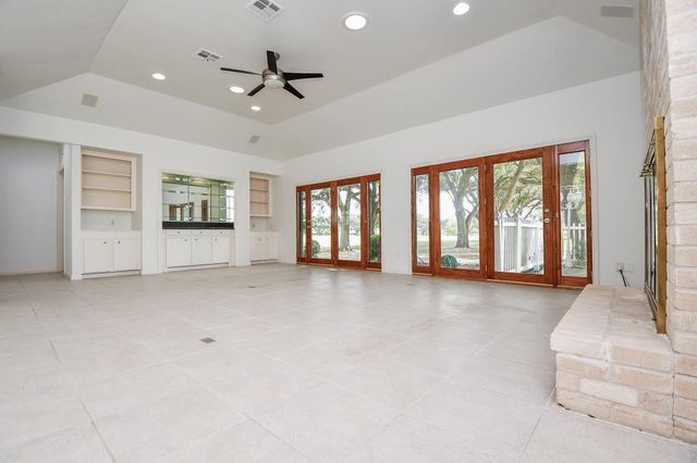 1750 N Country Club Boulevard, Sugar Land, TX 77478