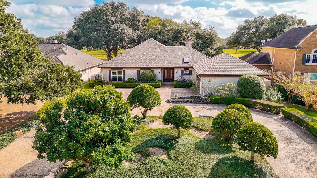 1750 N Country Club Boulevard, Sugar Land, TX 77478