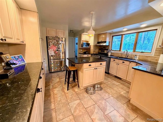 6820 White Pine Drive, Bloomfield Hills, MI 48301