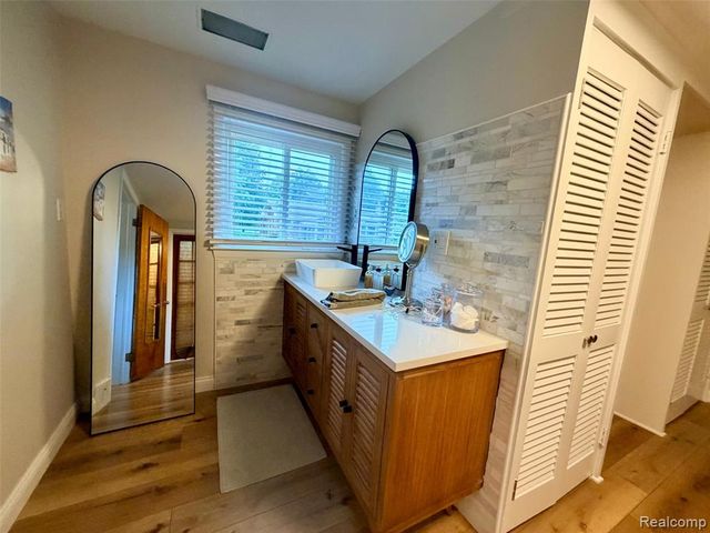 6820 White Pine Drive, Bloomfield Hills, MI 48301