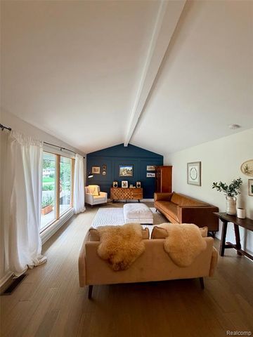 6820 White Pine Drive, Bloomfield Hills, MI 48301