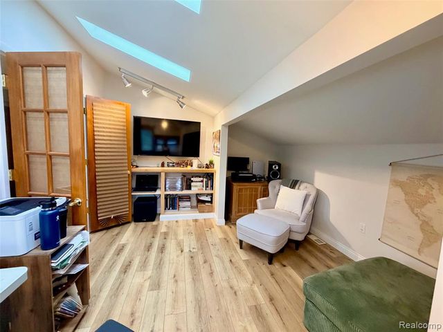 6820 White Pine Drive, Bloomfield Hills, MI 48301