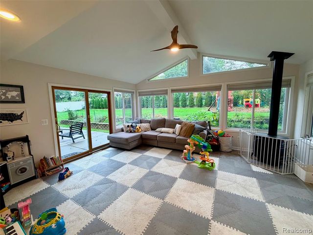 6820 White Pine Drive, Bloomfield Hills, MI 48301