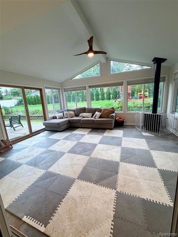 6820 White Pine Drive, Bloomfield Hills, MI 48301
