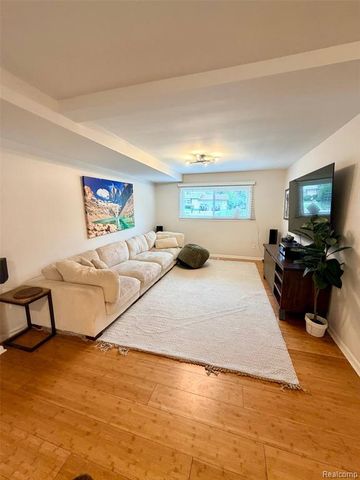 6820 White Pine Drive, Bloomfield Hills, MI 48301