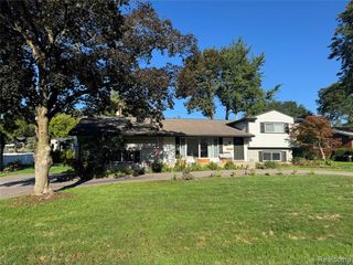 6820 White Pine Drive, Bloomfield Hills, MI 48301