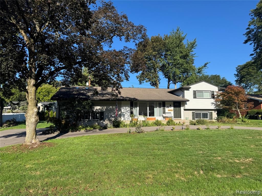 6820 White Pine Drive, Bloomfield Hills, MI 48301