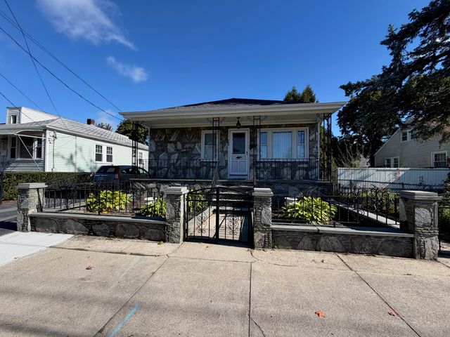 366 Conduit St, New Bedford, MA 02745