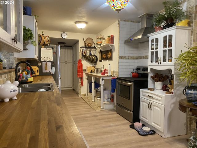 792 CLONE Ave, Yoncalla, OR 97499