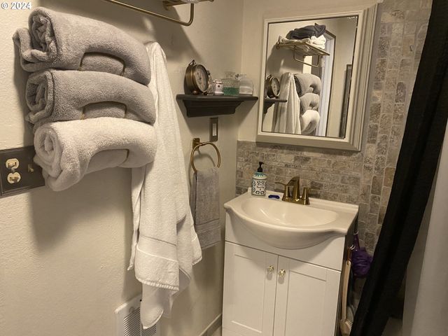 792 CLONE Ave, Yoncalla, OR 97499