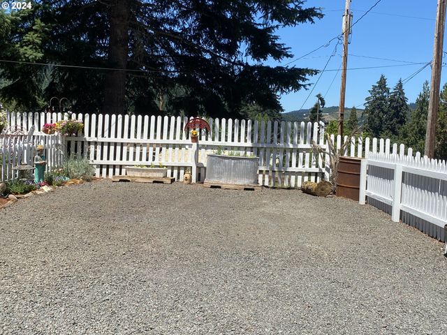 792 CLONE Ave, Yoncalla, OR 97499