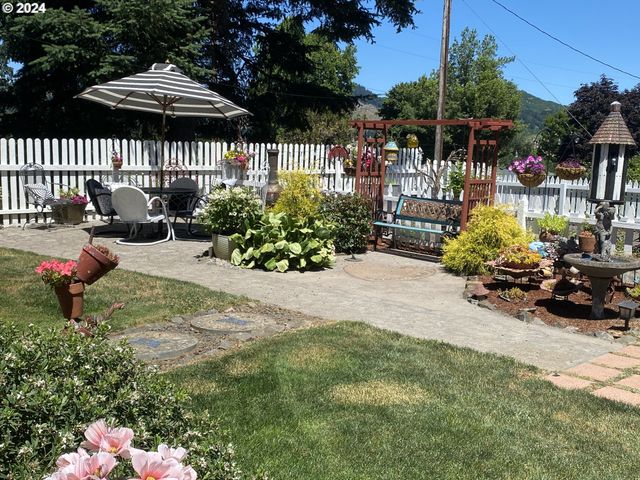 792 CLONE Ave, Yoncalla, OR 97499