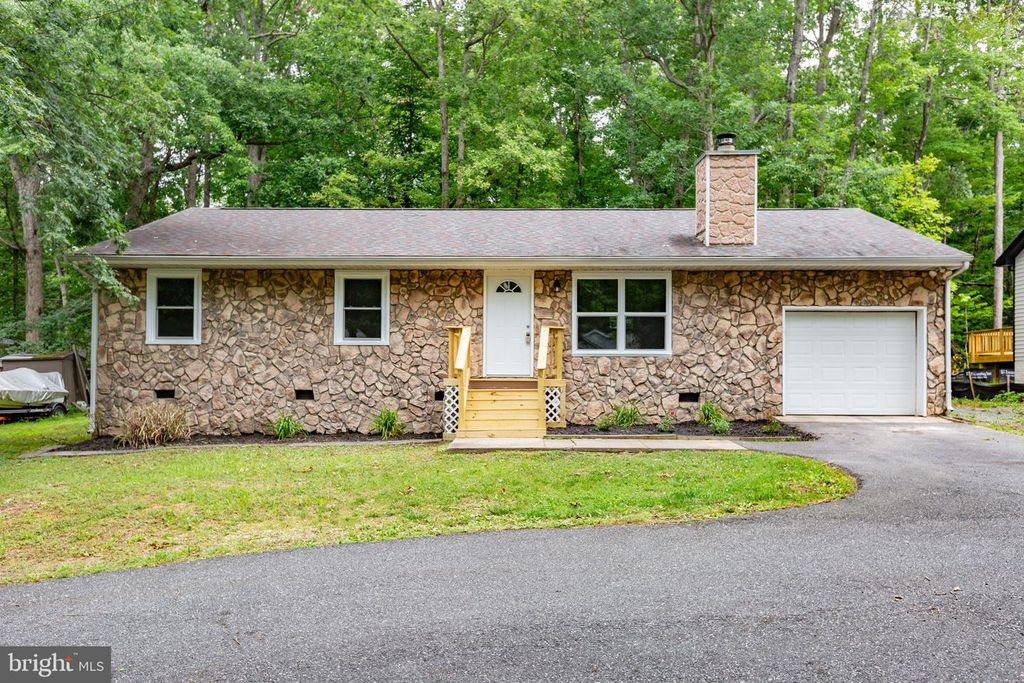 1105 LAKEVIEW PKWY, Locust Grove, VA 22508