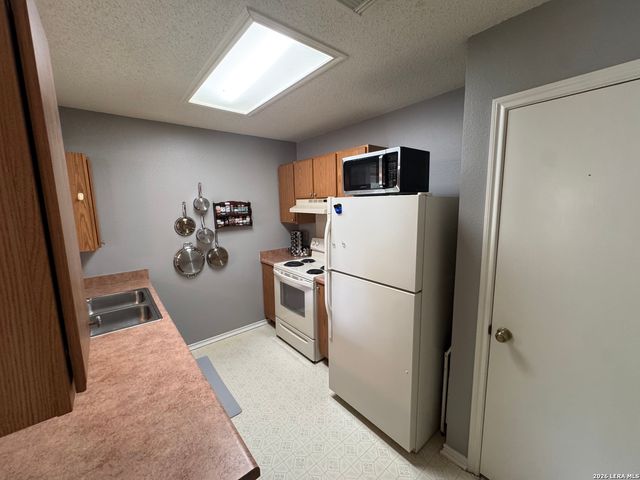 5407 CHAMPIONS HILL DR, San Antonio, TX 78233