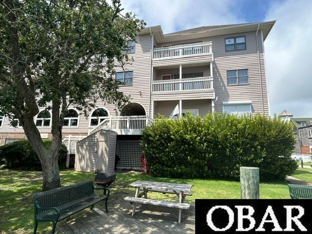 Image 3 of property listing at 207 Queen Elizabeth Ave # 6, Manteo, NC 27954