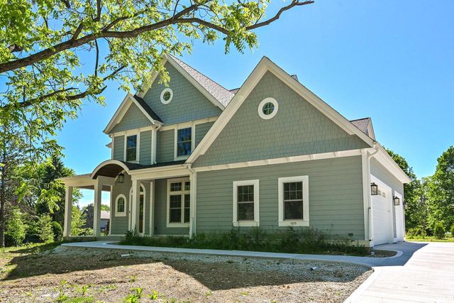 1055 Red Barn LANE, Elm Grove, WI 53122