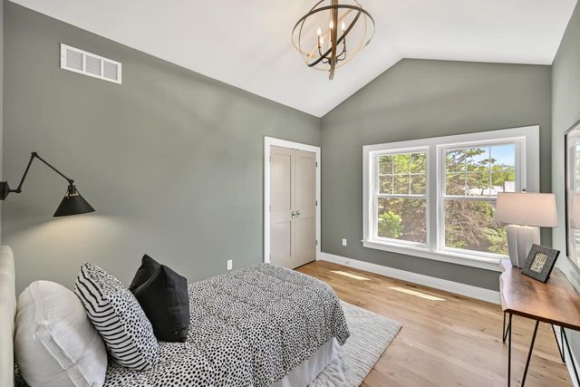 1055 Red Barn LANE, Elm Grove, WI 53122
