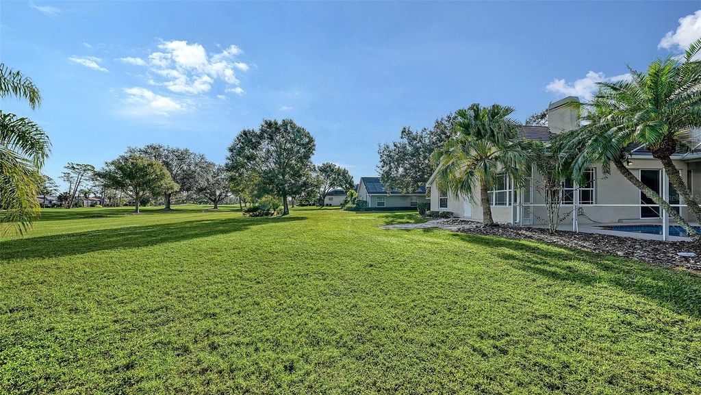 Image 11 of property listing at 10084 CHERRY HILLS AVE CIR, Bradenton, FL 34202