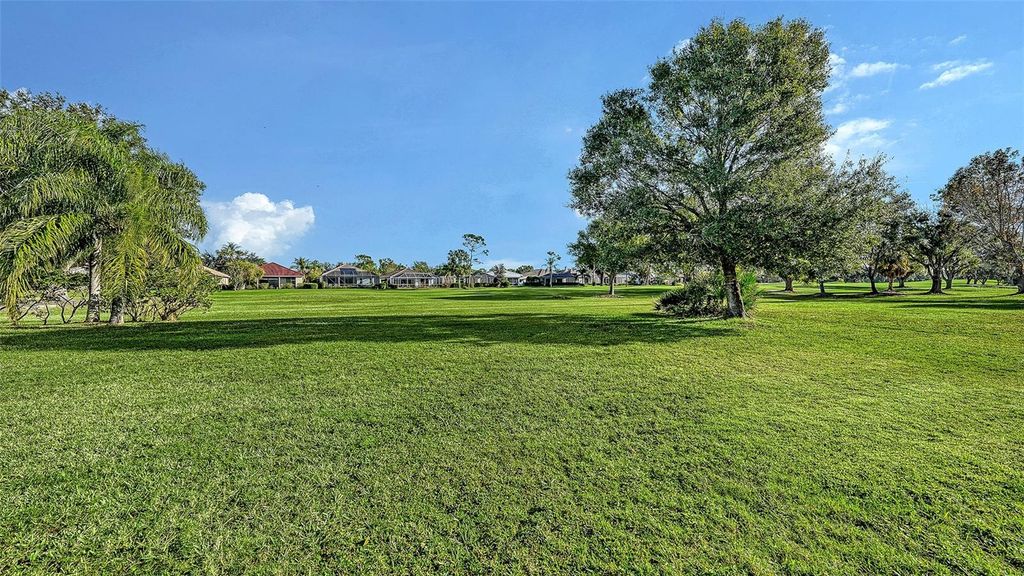 Image 13 of property listing at 10084 CHERRY HILLS AVE CIR, Bradenton, FL 34202