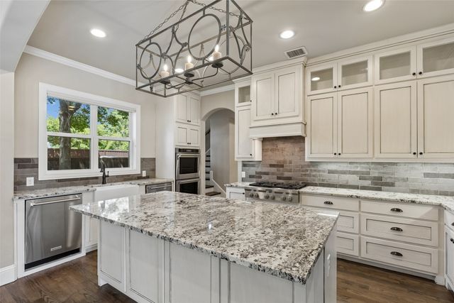 2737 Farmers Branch Lane, Farmers Branch, TX 75234