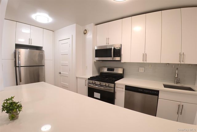 14220 Franklin Avenue 7F, Flushing, NY 11355