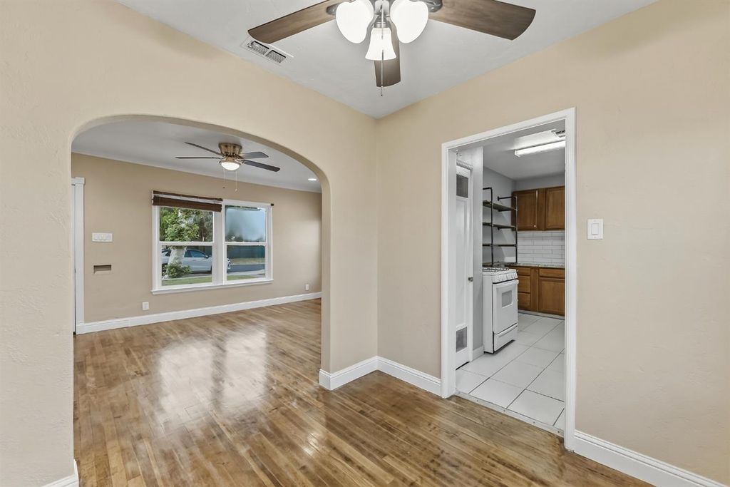 Image 12 of property listing at 3070 E Peralta Way, Fresno, CA 93703