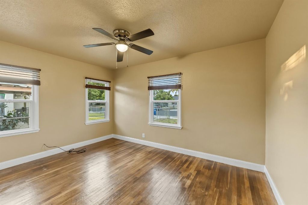 Image 15 of property listing at 3070 E Peralta Way, Fresno, CA 93703
