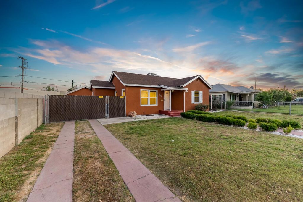 Image 2 of property listing at 3070 E Peralta Way, Fresno, CA 93703