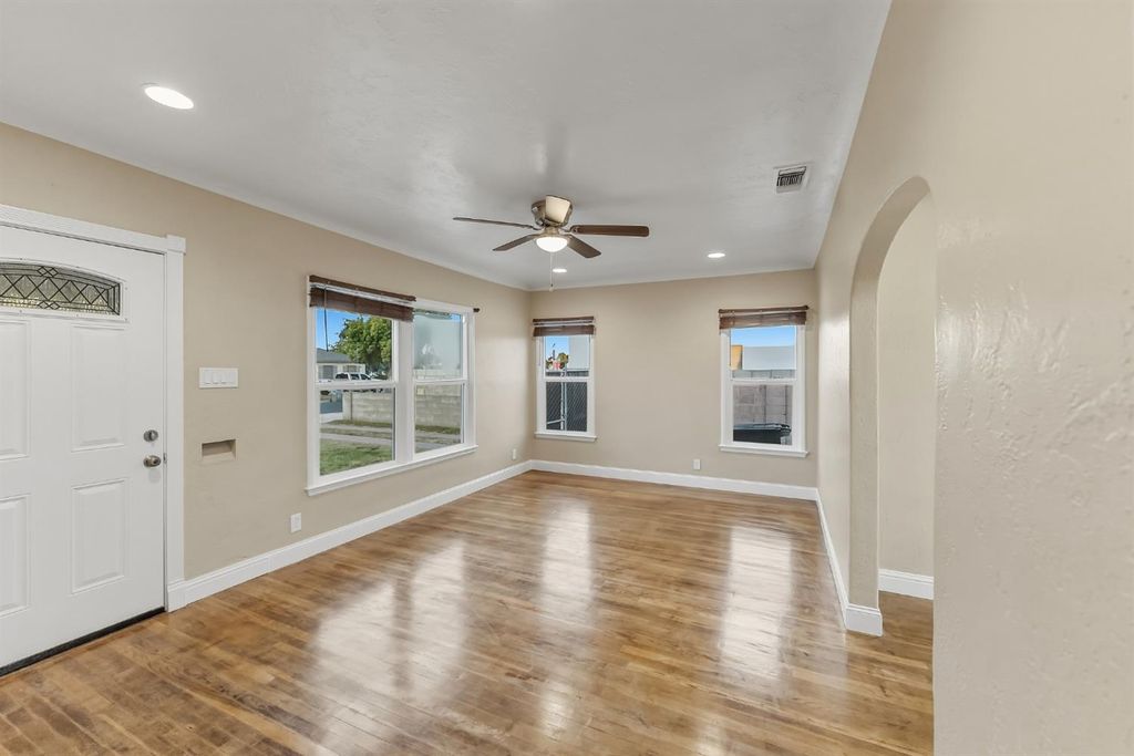 Image 3 of property listing at 3070 E Peralta Way, Fresno, CA 93703