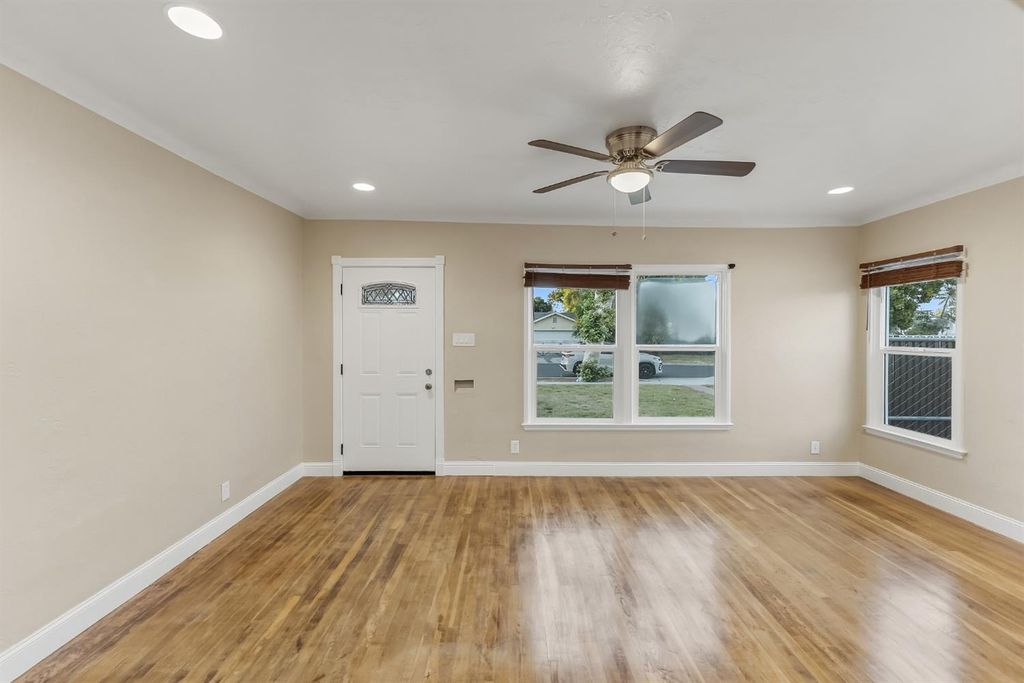 Image 4 of property listing at 3070 E Peralta Way, Fresno, CA 93703