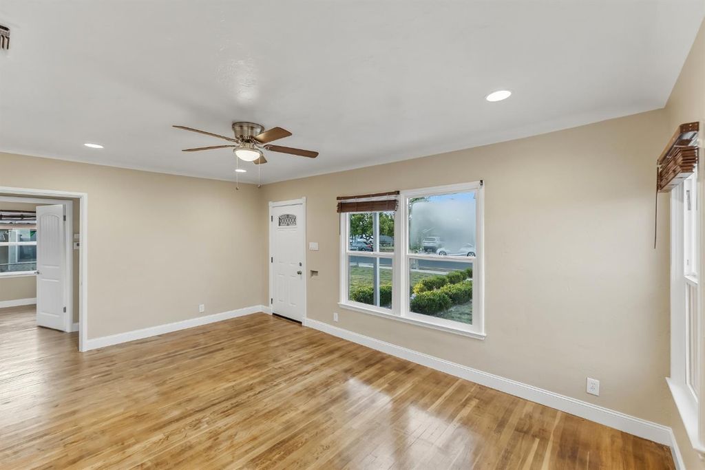 Image 5 of property listing at 3070 E Peralta Way, Fresno, CA 93703