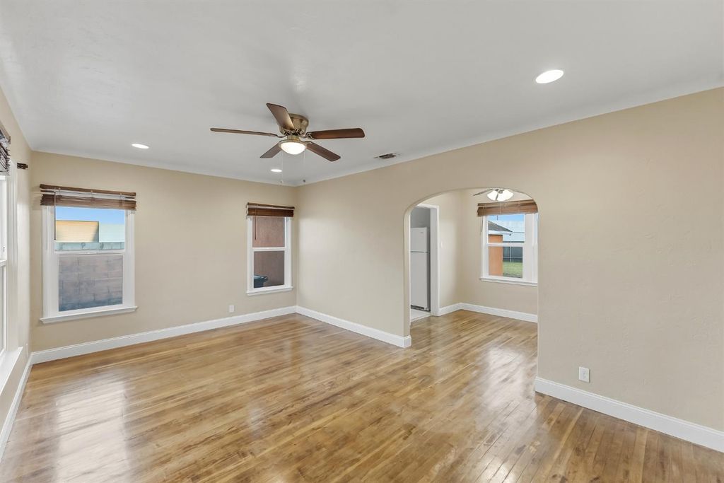 Image 7 of property listing at 3070 E Peralta Way, Fresno, CA 93703
