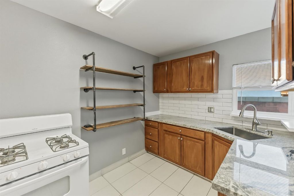 Image 8 of property listing at 3070 E Peralta Way, Fresno, CA 93703