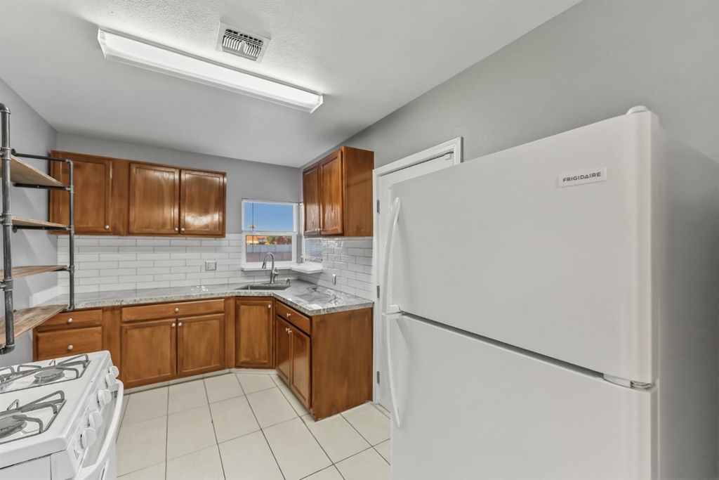 Image 9 of property listing at 3070 E Peralta Way, Fresno, CA 93703